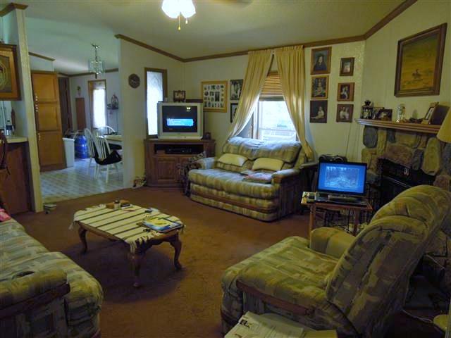 680 Edenway Road Dover, TN 37058 - Photo 11 of 20 Gathering room - vaulted ceiling, snack bar at kitchen.
