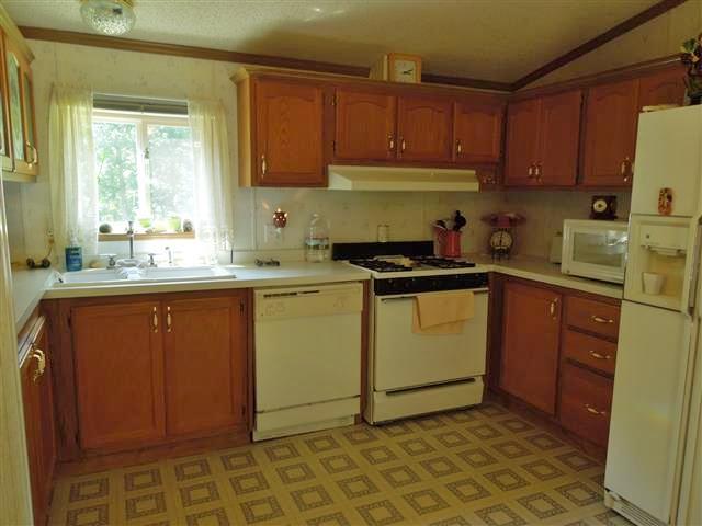 680 Edenway Road Dover, TN 37058 - Photo 15 of 20 Kitchen offers side bar area and dining area, as well.