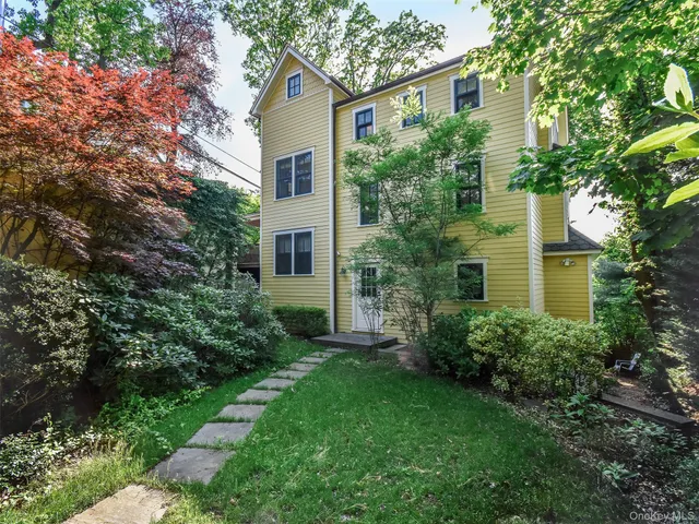 a view of a house with backyard and garden
