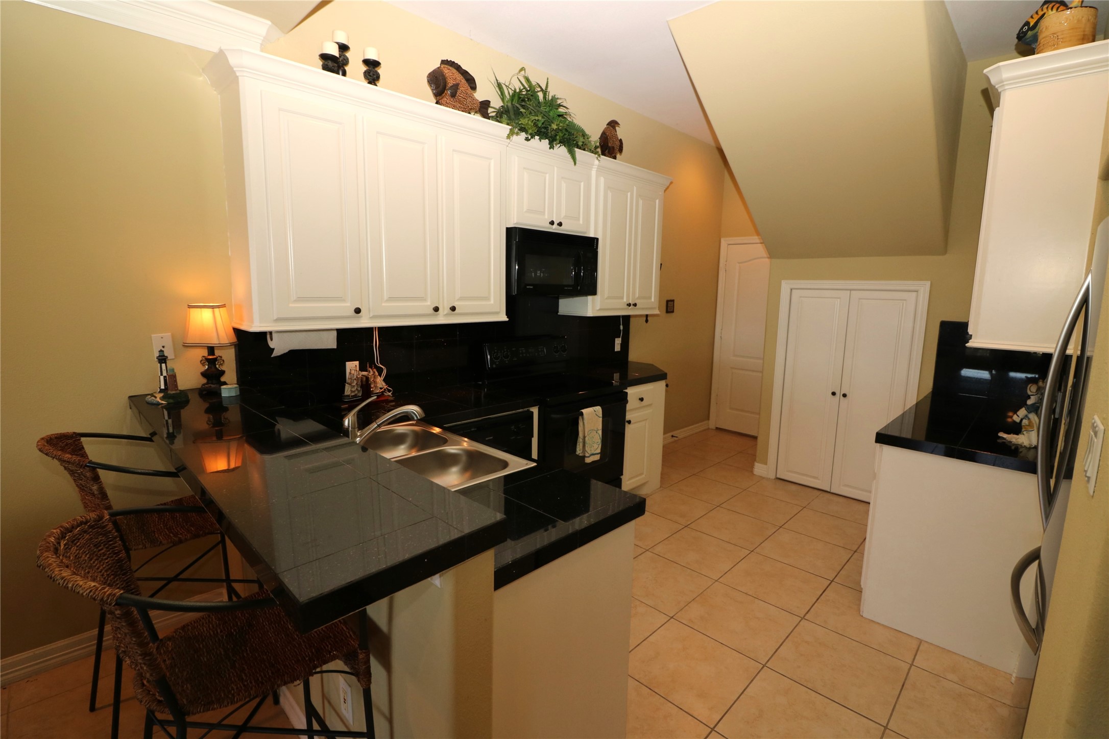 17 Regency Point Conroe, TX 77356 - Photo 8 of 38 Kitchen