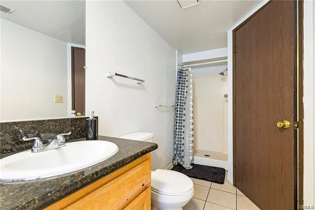 a view of a big room with closet and windows