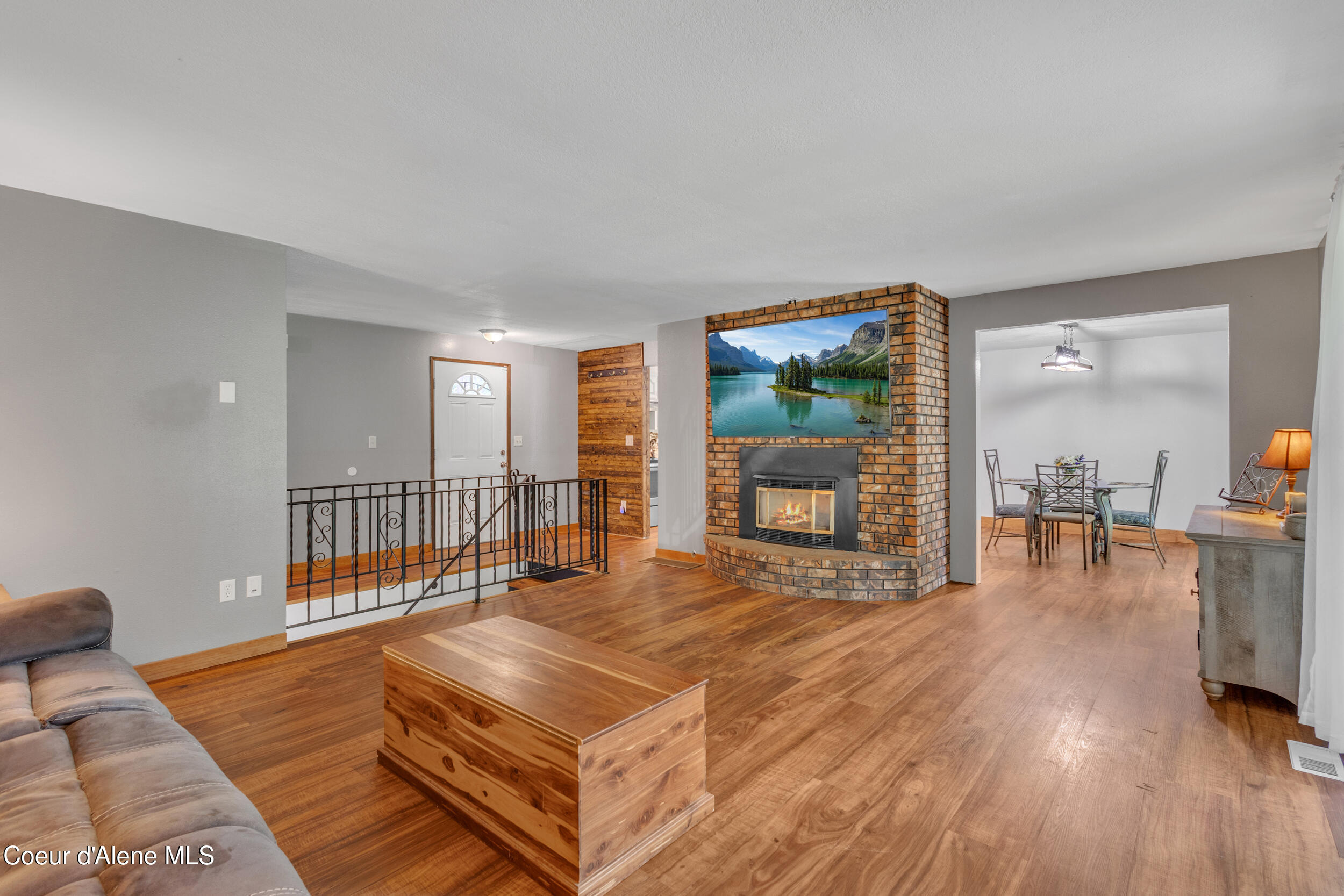 222 South Ross Point Road Post Falls, ID 83854 - Photo 4 of 47 4. Entry and Living