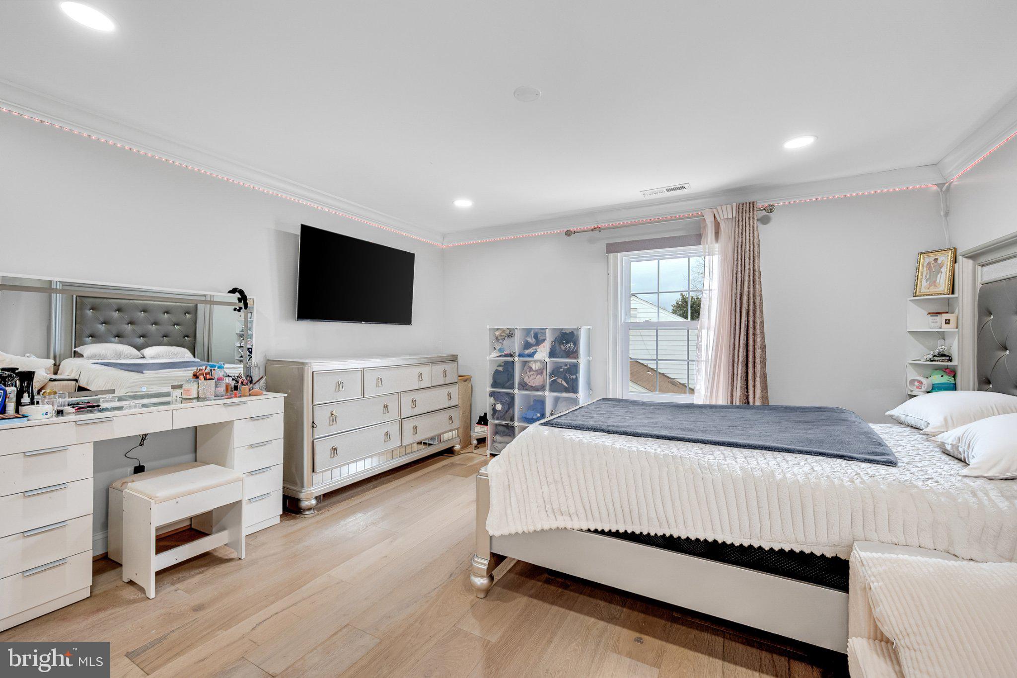 10904 Gainsborough Road Potomac, MD 20854 - Photo 12 of 32 Modern bedroom with elegant finishes.