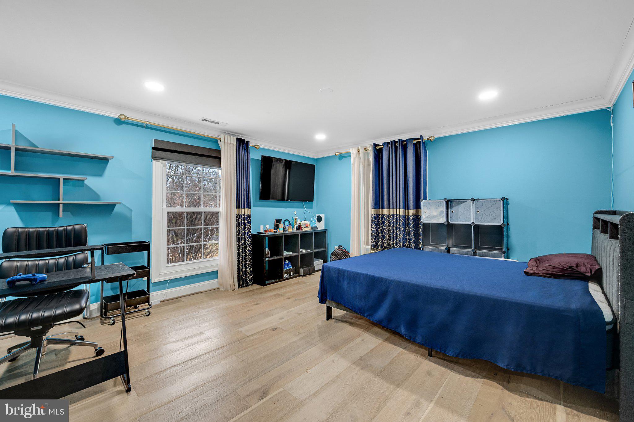 10904 Gainsborough Road Potomac, MD 20854 - Photo 16 of 32 Vibrant blue retreat with natural light.