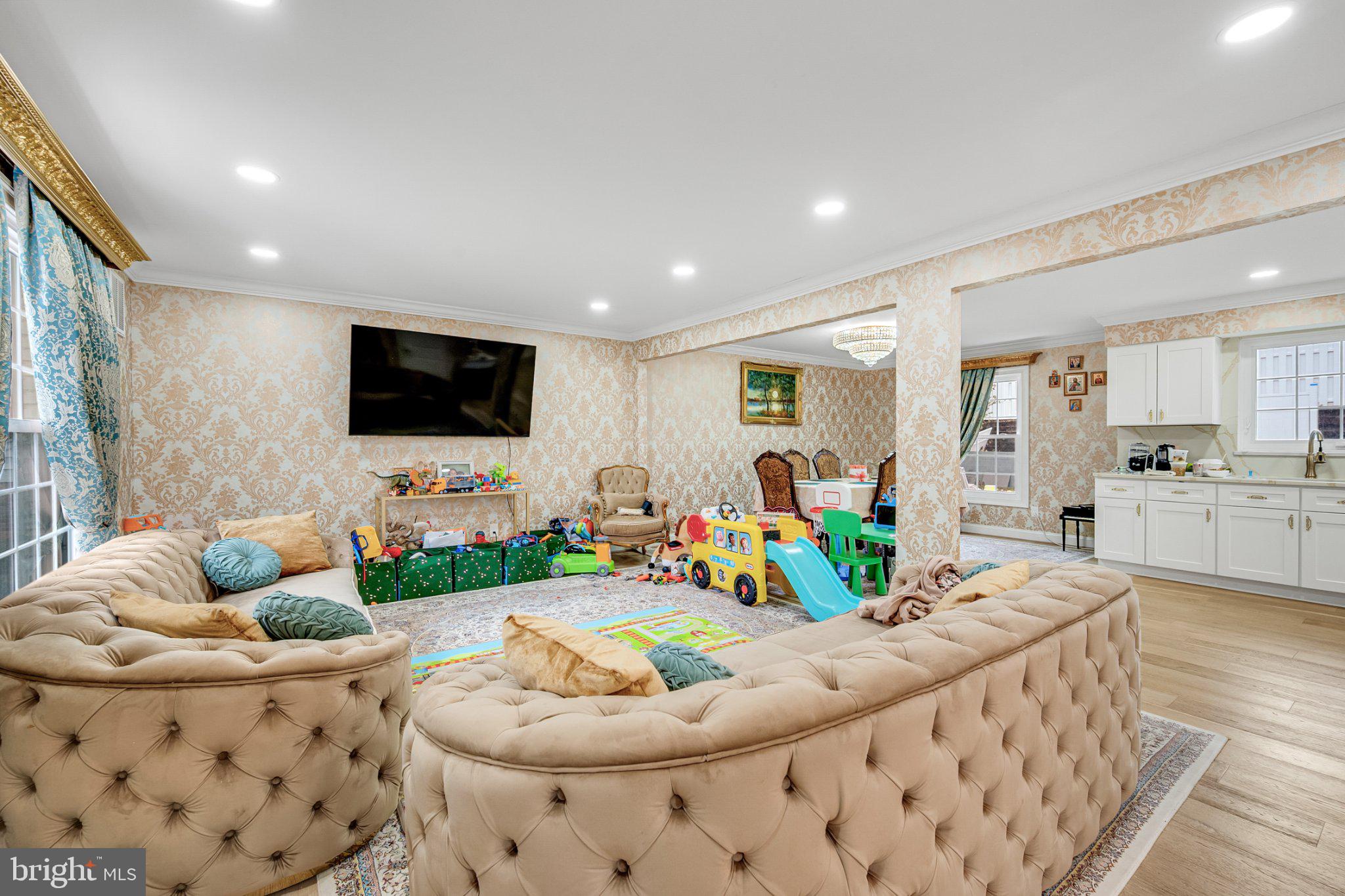 10904 Gainsborough Road Potomac, MD 20854 - Photo 24 of 32 Spacious family room with playful charm.