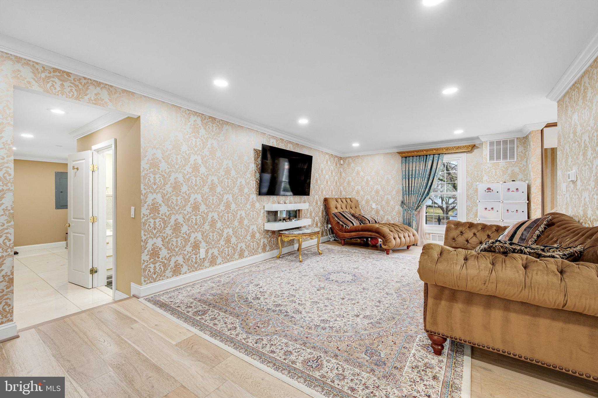 10904 Gainsborough Road Potomac, MD 20854 - Photo 4 of 32 Elegant living space with ornate decor.