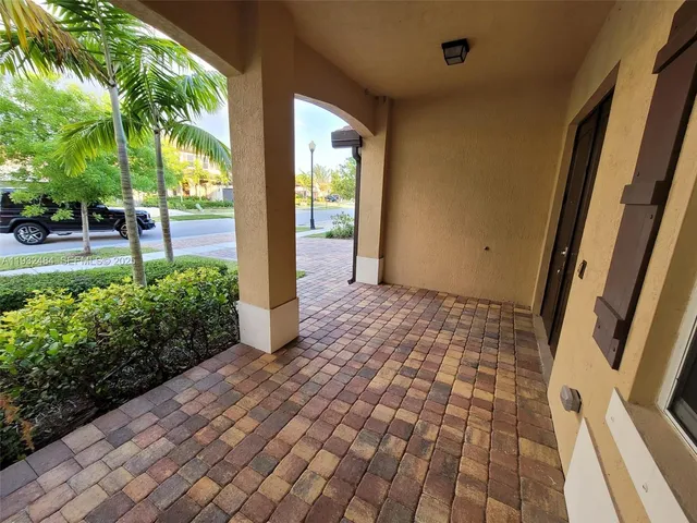 a view of backyard with garden