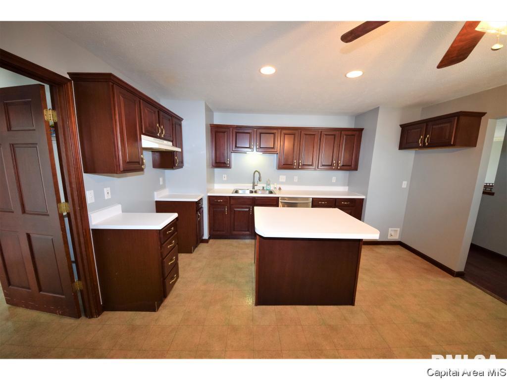 901 Knoll Pointe Place Springfield, IL 62703 - Photo 3 of 31