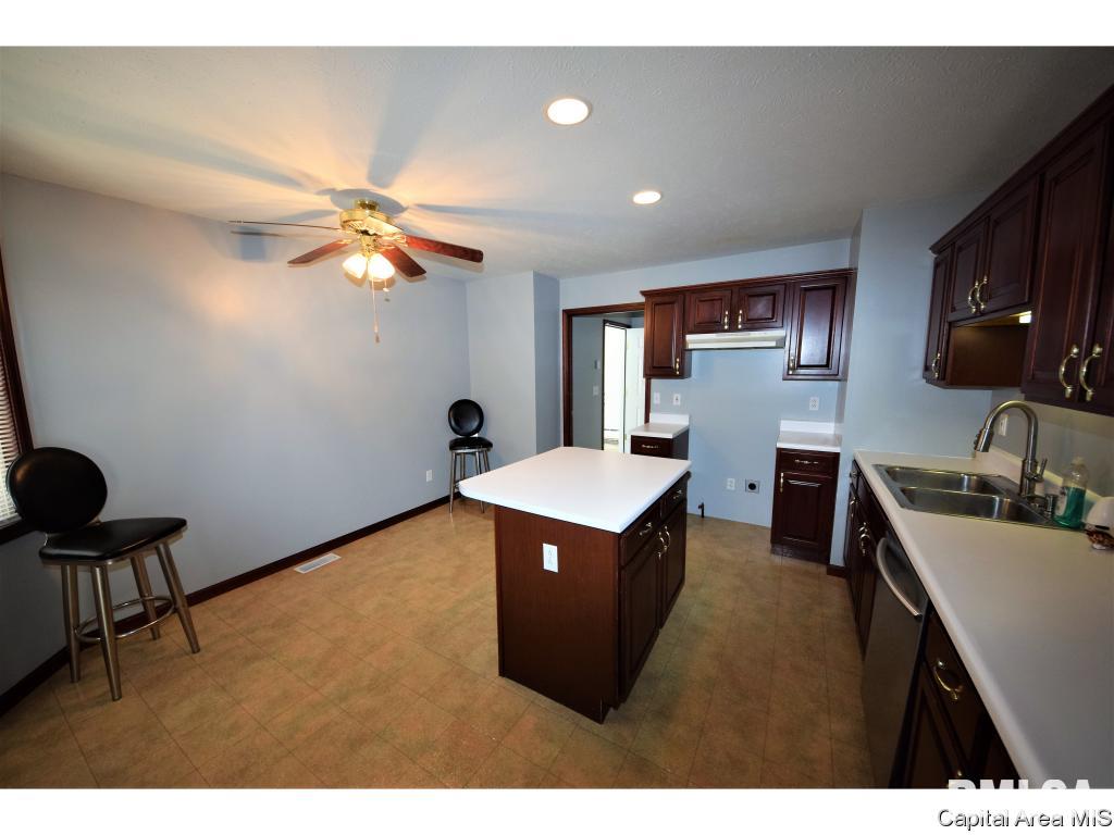 901 Knoll Pointe Place Springfield, IL 62703 - Photo 4 of 31