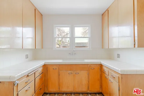 $4,200 | 4950 Newcastle Avenue, Encino, CA 91316