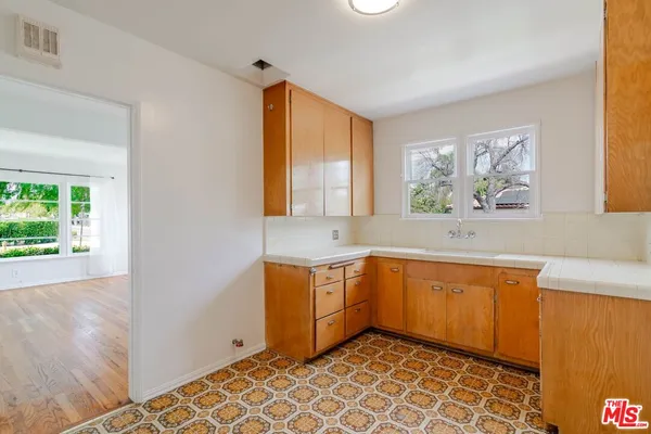 $4,200 | 4950 Newcastle Avenue, Encino, CA 91316