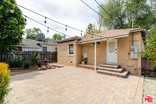 $4,200 | 4950 Newcastle Avenue, Encino, CA 91316