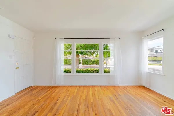 $4,200 | 4950 Newcastle Avenue, Encino, CA 91316