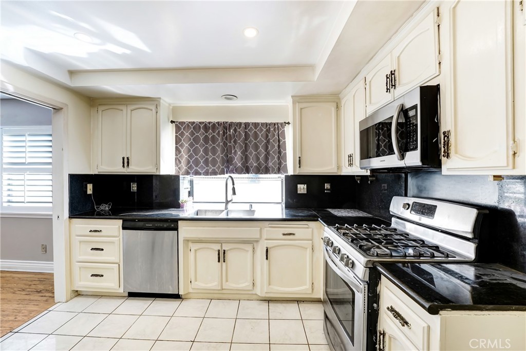 5514 Las Virgenes Road Calabasas, CA 91302 - Photo 9 of 20