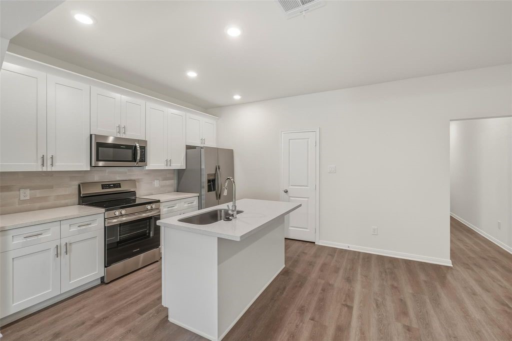 708 West Dallas Street Conroe, TX 77301 - Photo 7 of 19 Image showcases finishes and condition. Floor plan may vary.