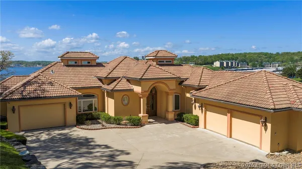 $2,350,000 | 727 Regency Cove Drive, Four Seasons, MO 65049