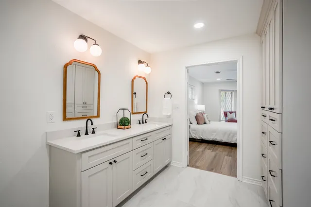 a en suite bathroom with double sink and a mirror