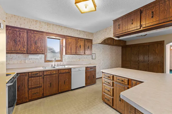 $849,500 | 7708 82nd Avenue North, Brooklyn Park, MN 55445