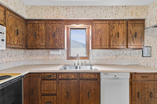 $849,500 | 7708 82nd Avenue North, Brooklyn Park, MN 55445