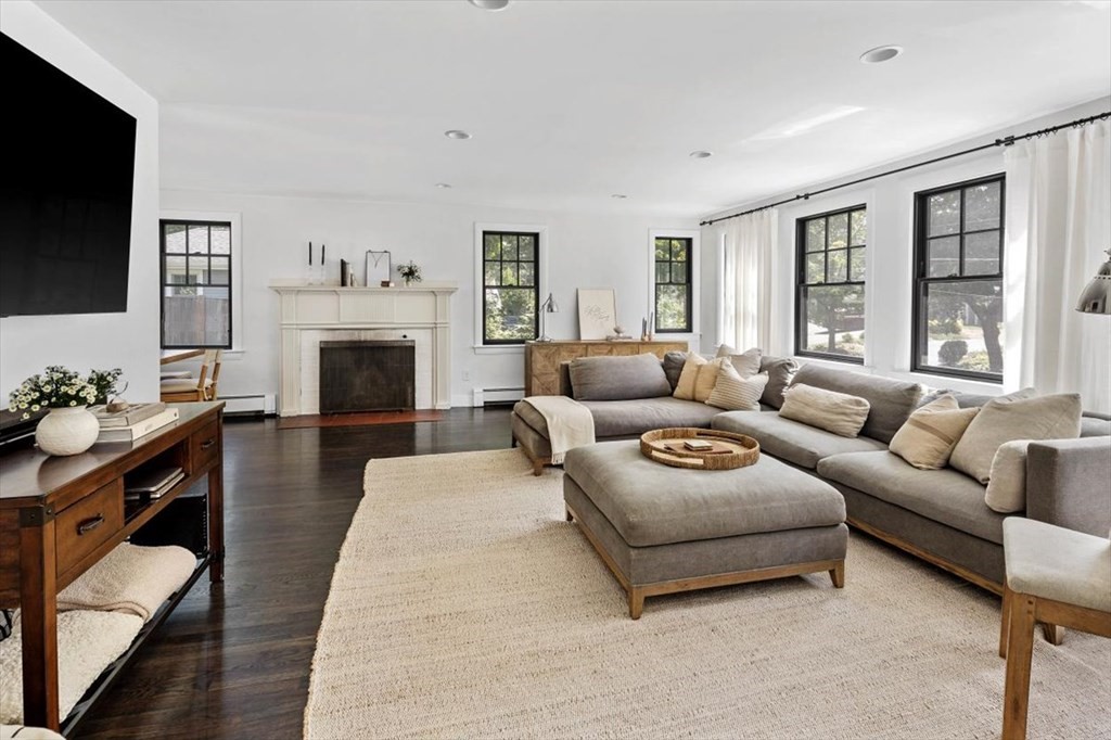 19 Pilgrim Road Hingham, MA 02043 - Photo 5 of 40