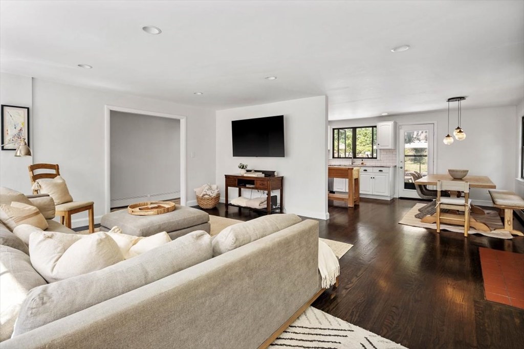 19 Pilgrim Road Hingham, MA 02043 - Photo 7 of 40