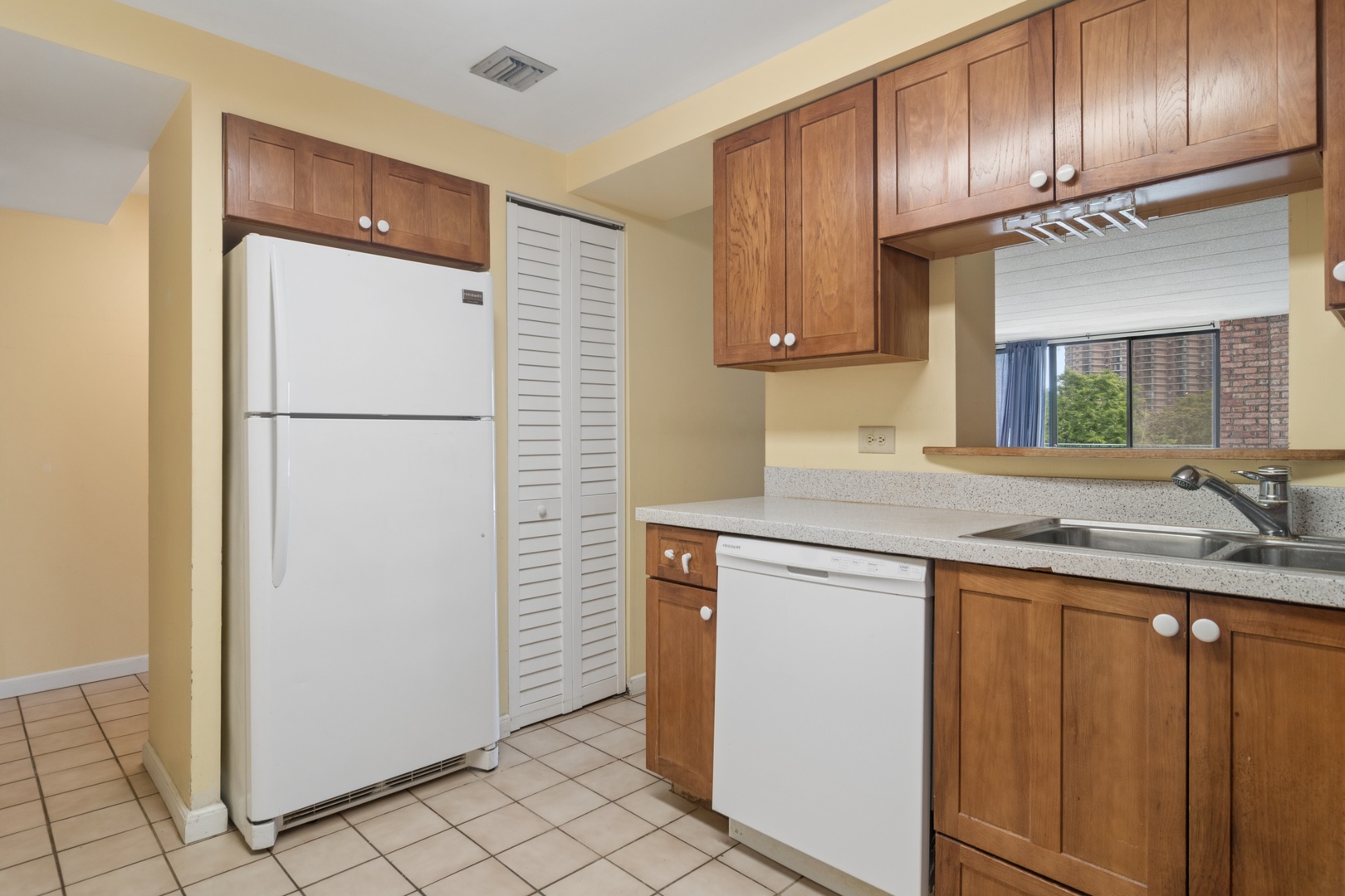 651 West Sheridan Road, Unit 6D Chicago, IL 60613 - Photo 7 of 19