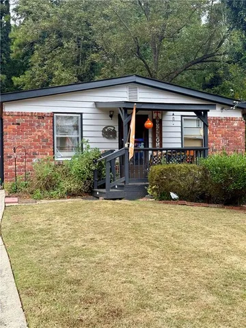 a front view of house with yard