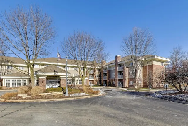 $157,000 | 605 Barrington Avenue, Unit 140, East Dundee, IL 60118