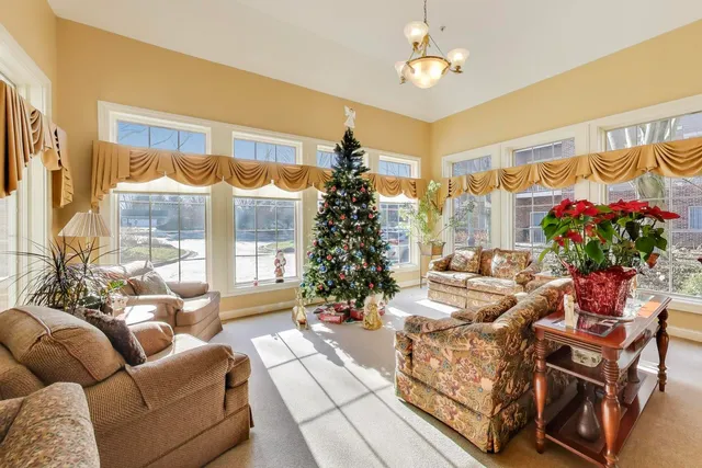 $157,000 | 605 Barrington Avenue, Unit 140, East Dundee, IL 60118