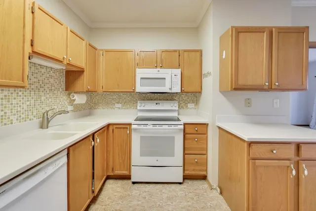 $157,000 | 605 Barrington Avenue, Unit 140, East Dundee, IL 60118