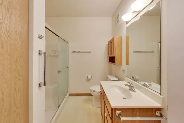 $157,000 | 605 Barrington Avenue, Unit 140, East Dundee, IL 60118