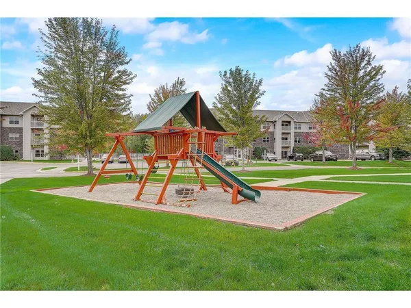 $184,900 | 1321 Lake Drive West, Unit 101, Chanhassen, MN 55317