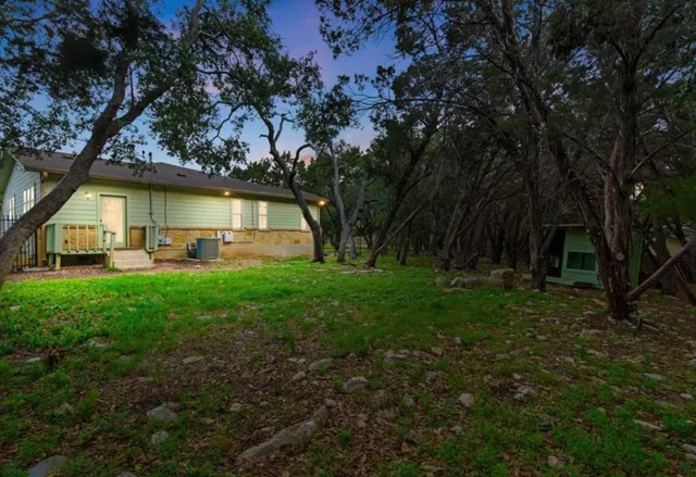 a view of a house with backyard and garden