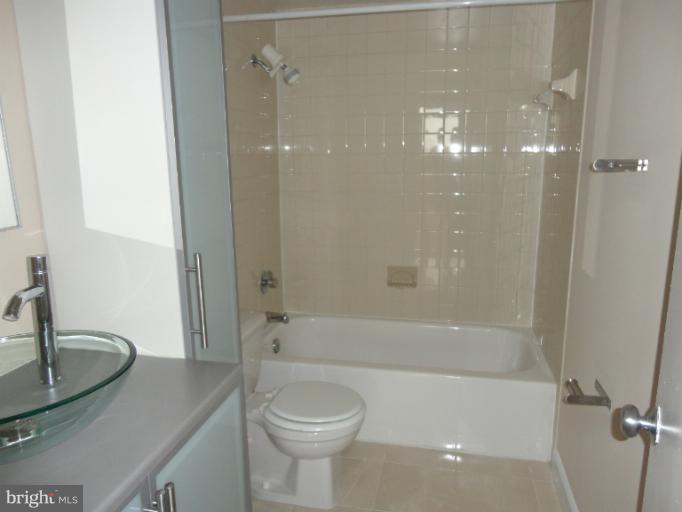 5911 Edsall Road, Unit 1205 Alexandria, VA 22304 - Photo 2 of 13 Bath