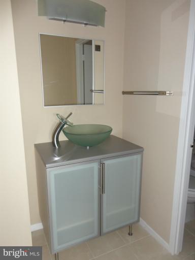 5911 Edsall Road, Unit 1205 Alexandria, VA 22304 - Photo 3 of 13 Bath
