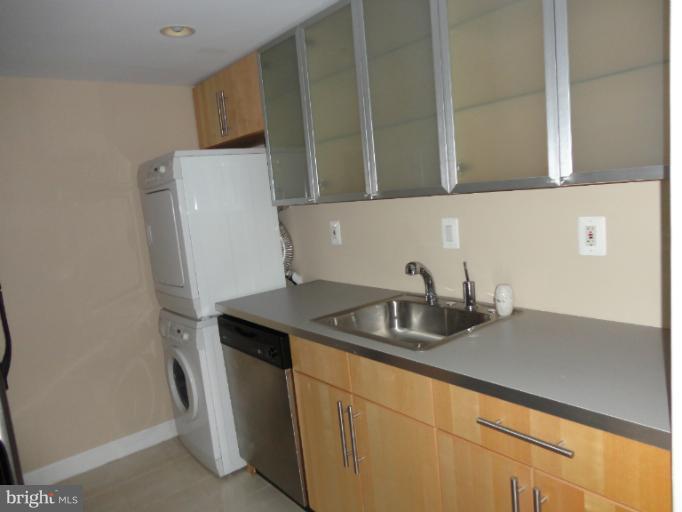 5911 Edsall Road, Unit 1205 Alexandria, VA 22304 - Photo 4 of 13 Kitchen