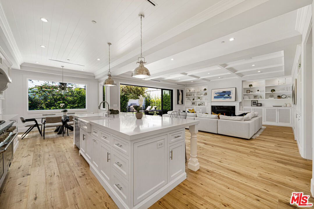 813 North Spaulding Avenue Los Angeles, CA 90046 - Photo 12 of 34