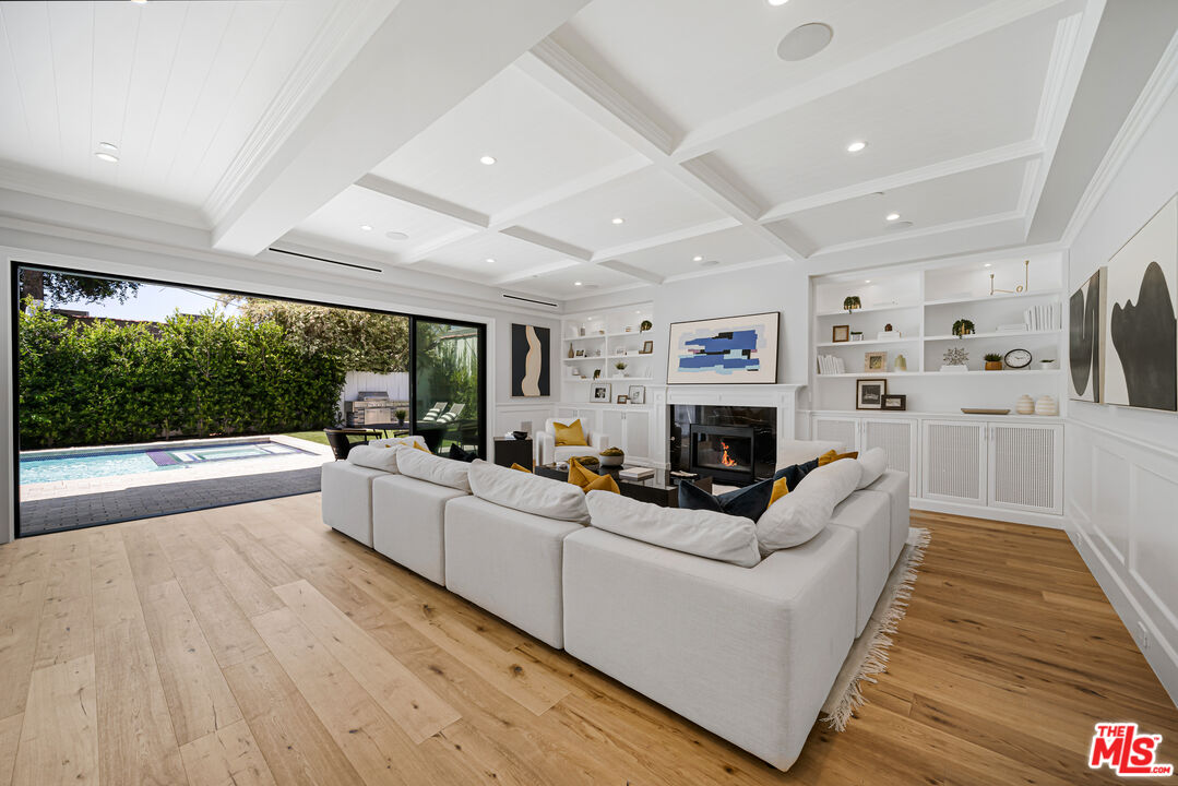 813 North Spaulding Avenue Los Angeles, CA 90046 - Photo 14 of 34