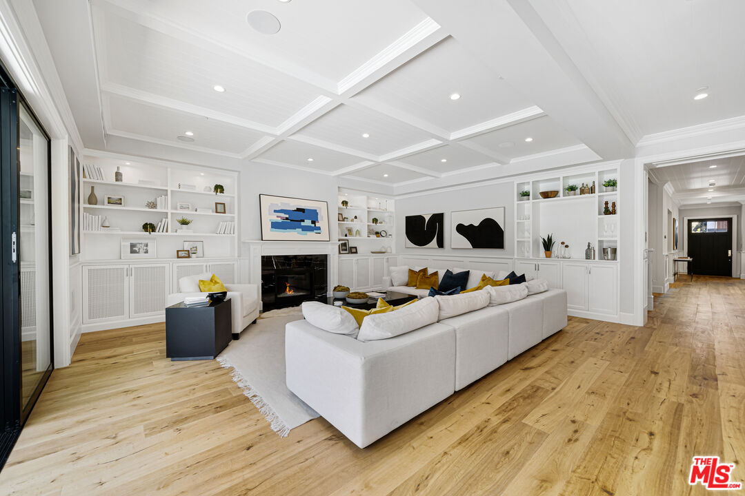 813 North Spaulding Avenue Los Angeles, CA 90046 - Photo 15 of 34