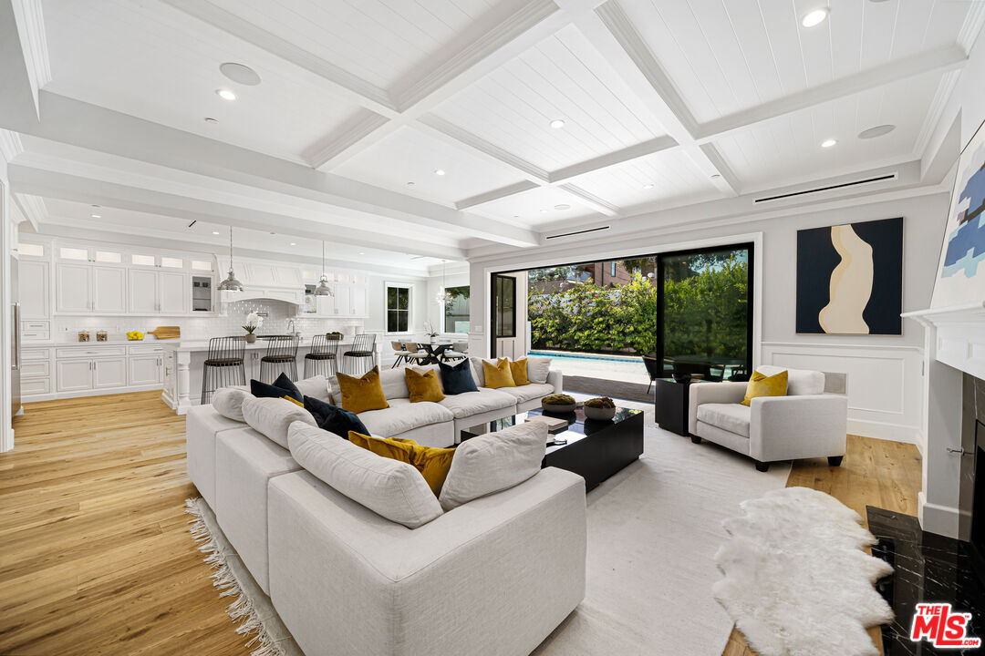 813 North Spaulding Avenue Los Angeles, CA 90046 - Photo 16 of 34