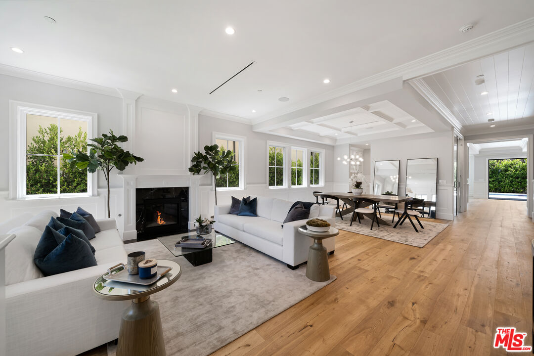 813 North Spaulding Avenue Los Angeles, CA 90046 - Photo 4 of 34