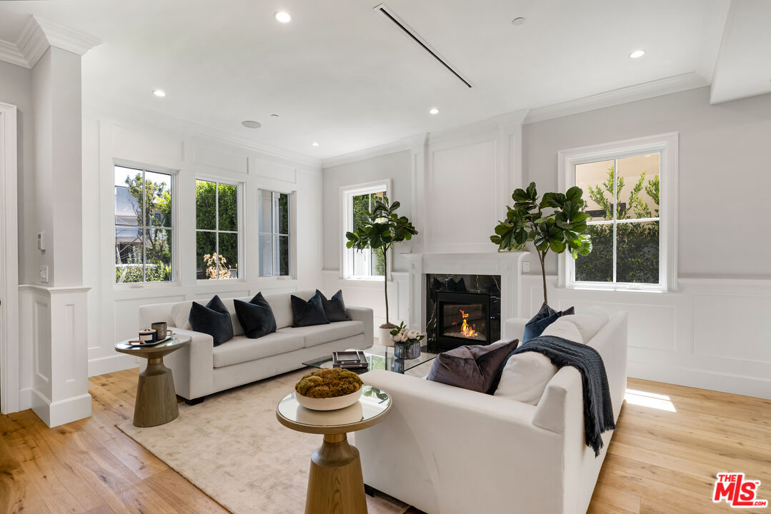 813 North Spaulding Avenue Los Angeles, CA 90046 - Photo 5 of 34