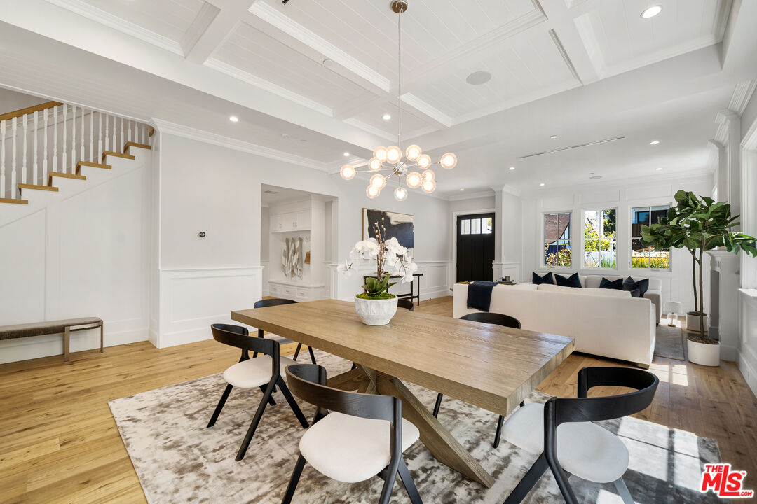 813 North Spaulding Avenue Los Angeles, CA 90046 - Photo 6 of 34