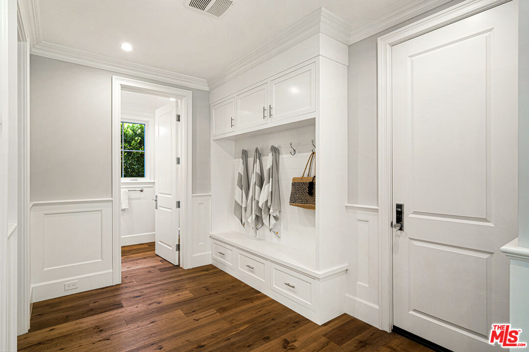 813 North Spaulding Avenue Los Angeles, CA 90046 - Photo 7 of 34