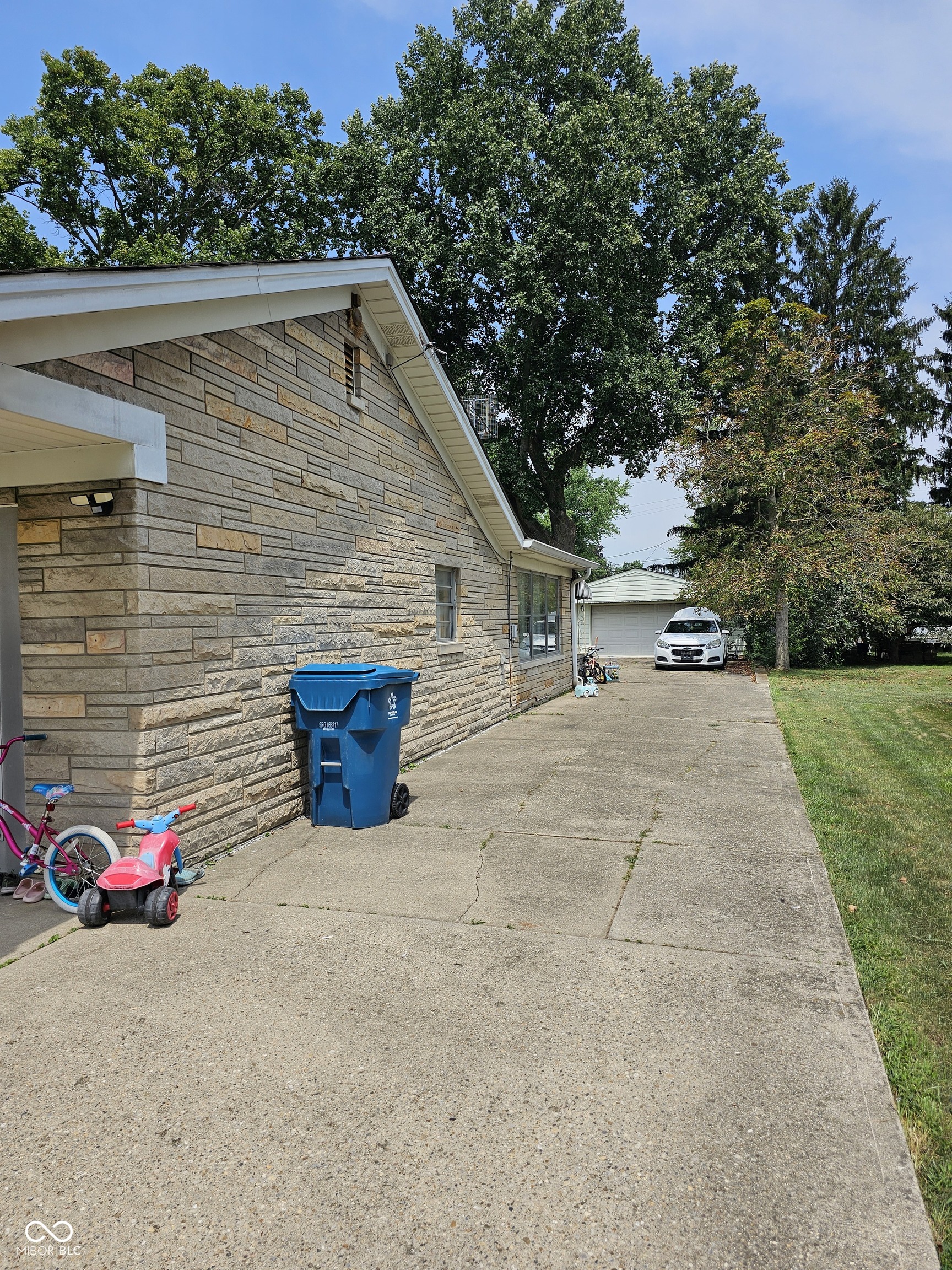340 Maxwell Road Indianapolis, IN 46217 - Photo 4 of 33 Gallery Image 4
