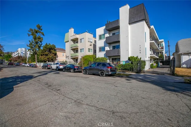 a group of cars parked in front of a building