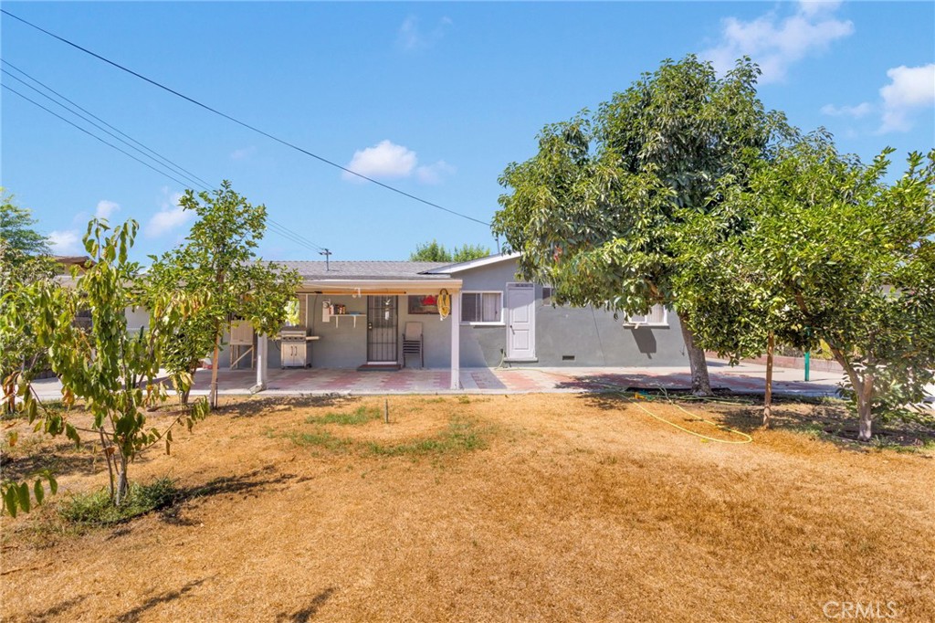 7925 Spohn Avenue Fontana, CA 92336 - Photo 22 of 25 a view of a house with a yard and tree s
