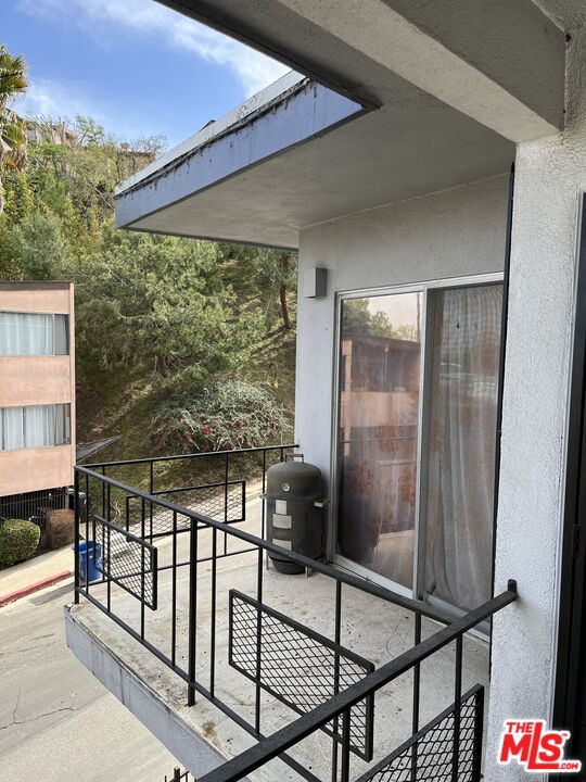 4431 Don Ricardo Drive, Unit 10 Los Angeles, CA 90008 - Photo 3 of 11