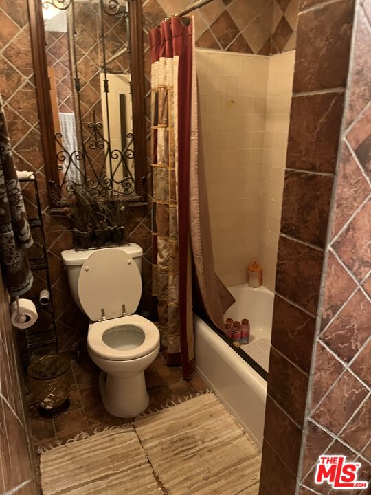 4431 Don Ricardo Drive, Unit 10 Los Angeles, CA 90008 - Photo 8 of 11 a bathroom with a toilet and a shower