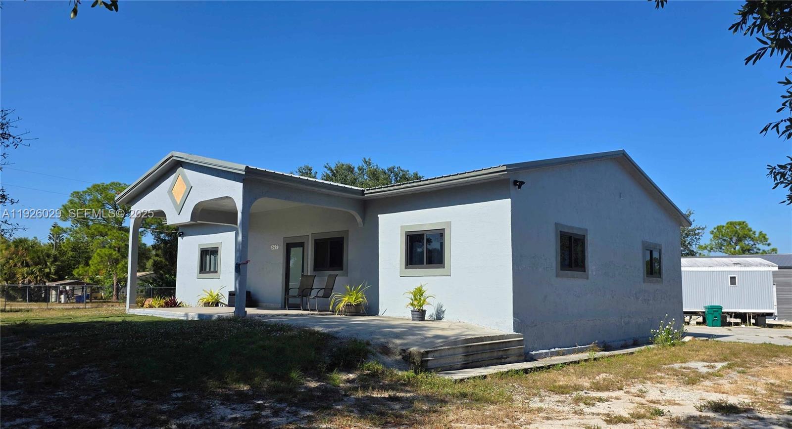 527 Perimeter Road Clewiston, FL 33440 - Photo 3 of 40 a view of a house with backyard and sitting area